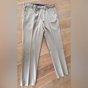 VAN HEUSEN Men's 34x32 light khaki color Dress Pants